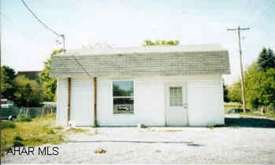 Great location, corner lot, front and rear entry, 16x28 office with 1/2 bath.  (Formerly a car lot)  Front and rear entry. Would make an excellent pet grooming, beauty shop or tanning salon.  Seller will consider article of agreement.
