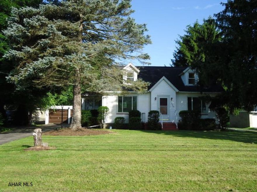 New kitchen with quartz countertop and stainless appliances, new baths, refingished hardwood floor, new lighting, 2 car garage with new roof, new manifold plumbing. Lot size 1.15 acre (100 x 502).