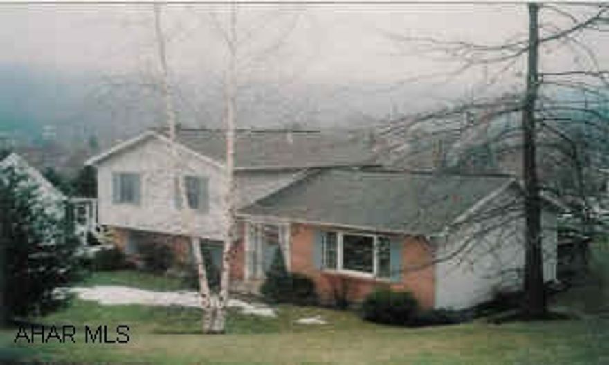 Shuttered split-level, superbly-maintained, vinyl/brick styling, 3BR/2BA, custom kitchen.