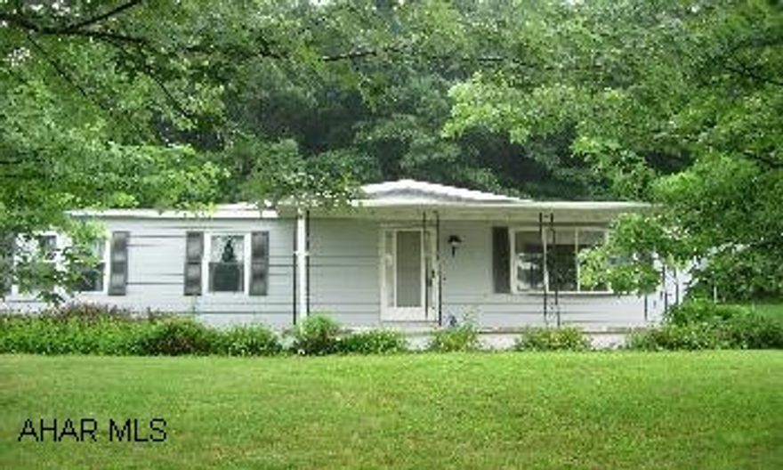 NICE DOUBLE WIDE ON FOUNDATION, PRIVATE BACK YARD-CONVENIENT TO HIGHWAY. NICE DOUBLE WIDE ON FOUNDATION, PRIVATE BACK YARD-CONVENIENT TO HIGHWAY.