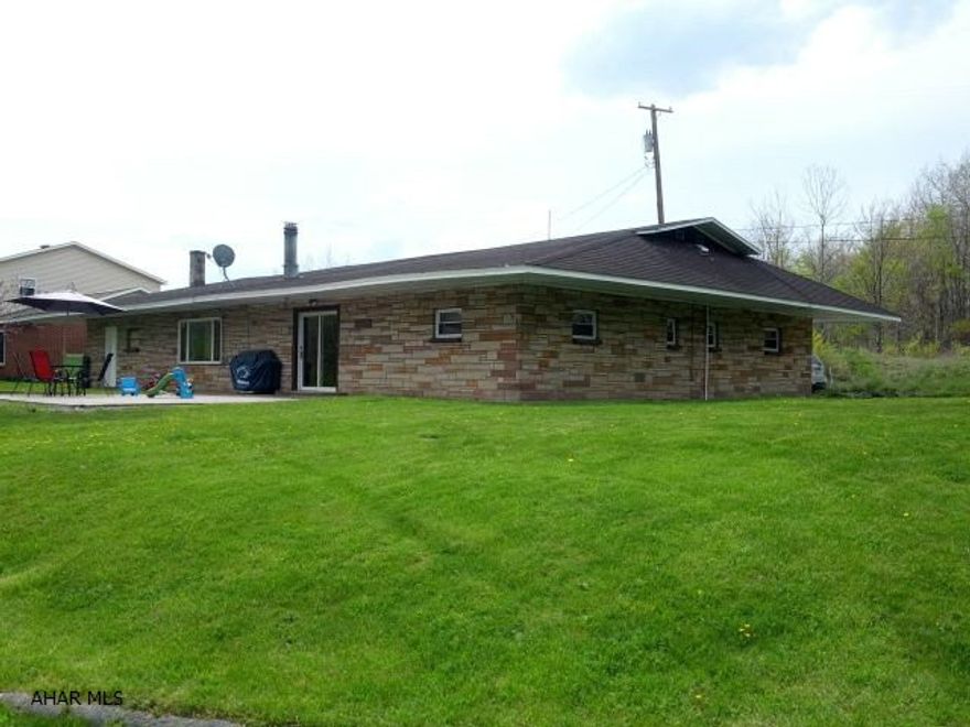 Nice open floor plan. Spacious kitchen with island and stainless steel appliances. Immaculate rancher, laminate flooring and carpeting.  #J-238