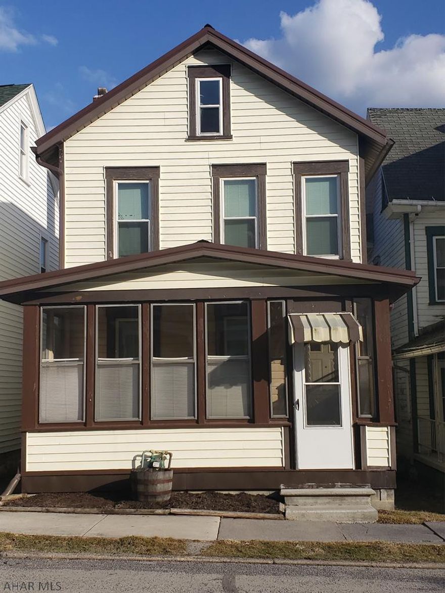 If you're looking for a great home in Altoona, this could be the one for you! This home has 3 bedrooms, 1 full bath, and closed in front and back porches. The one car garage and carport are so convenient. The back deck and backyard are perfect for entertaining! Seller is MOTIVATED and offering 3% in seller assist, and a 1 year Home Warranty with an accepted full price offer! Schedule your showing today! 3D Tour coming soon...