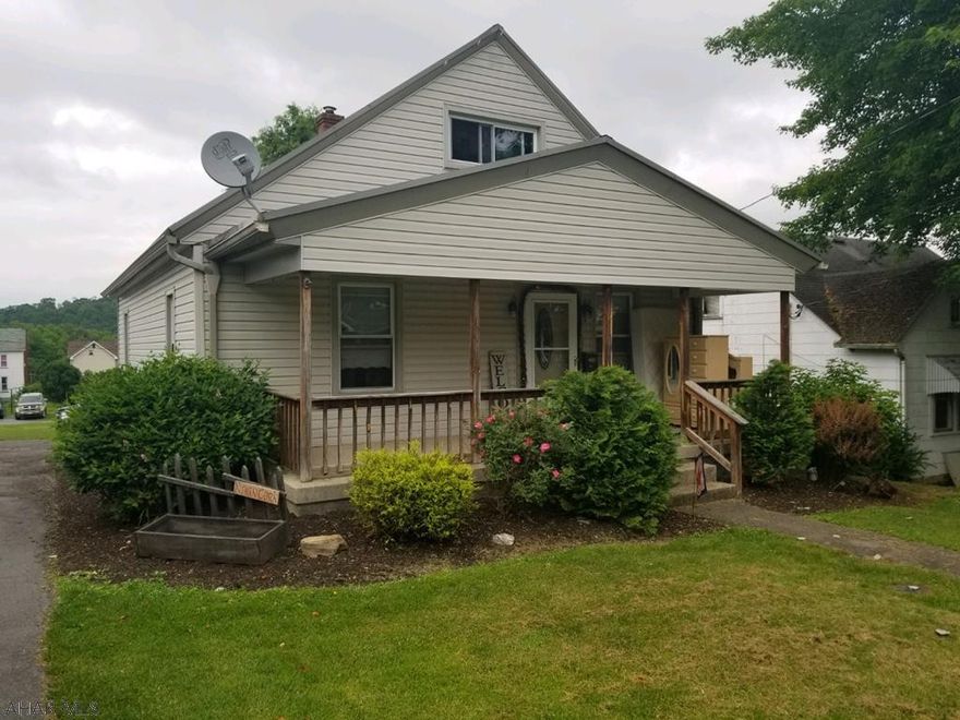 Well maintained 2 bedroom 1 bath home in beautiful Williamsburg. This home features oil forced air heat and a metal roof.