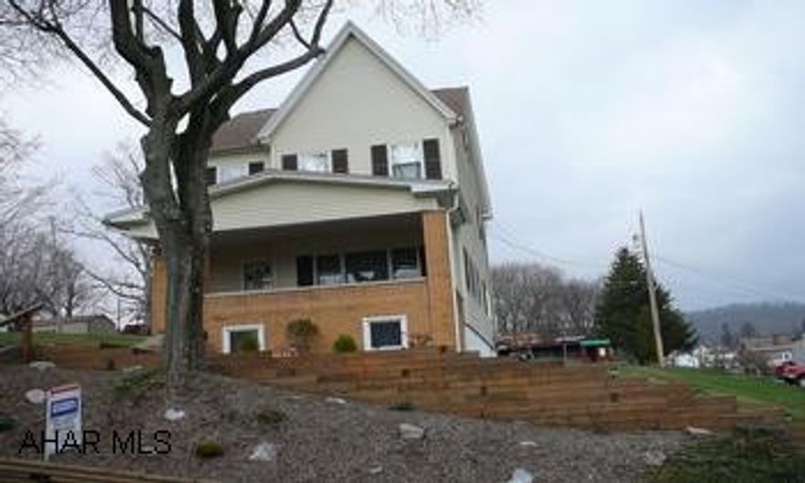 EXCEPTIONAL UPDATED 2.5 STORY ON 125X120 LOT. 3 BEDROOM, 1ST FLOOR LAUNDRY, OFFSTREET PARKING. HOME WARRANTY PLUS 3% CLOSING COST ASSISTANCE WITH FULL PRICE OFFER. EXCEPTIONAL UPDATED 2.5 STORY ON 125X120 LOT. 3 BEDROOM, 1ST FLOOR LAUNDRY, OFFSTREET PARKING. HOME WARRANTY PLUS 3% CLOSING COST ASSISTANCE WITH FULL PRICE OFFER.