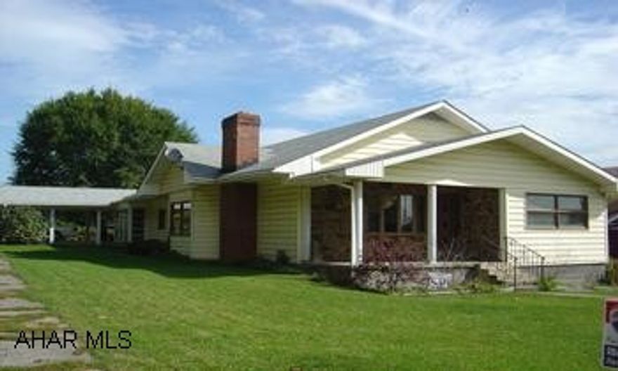 Spacious Ranch on corner lot in Pleasant Valley - Large Master Bedroom - 1st Floor Laundry - Oversized 1 Car Garage