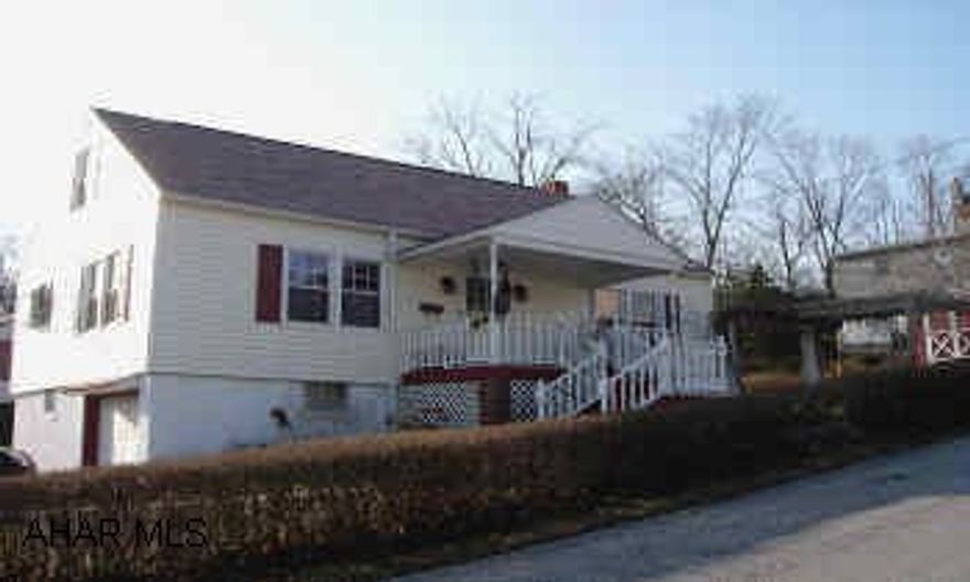 BEAUTIFUL OAK KITCHEN, LARGE LIVING ROOM, FAMILY ROOM LOWER LEVEL. NICE CORNER LOT. ROOF, WINDOWS, SIDING & CENTRAL AIR PLUS KITCHEN ARE NEW IN THE LAST FIVE YEARS. A MUST SEE!