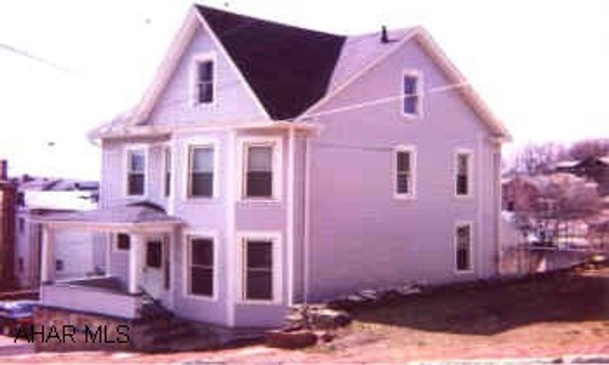 MOVE IN CONDITION. HARDWOOD FLOORS, NEW SIDING AND WINDOWS. 3 BEDROOMS 1 1/2 BATHS. MOVE IN CONDITION. HARDWOOD FLOORS, NEW SIDING AND WINDOWS. 3 BEDROOMS 1 1/2 BATHS.