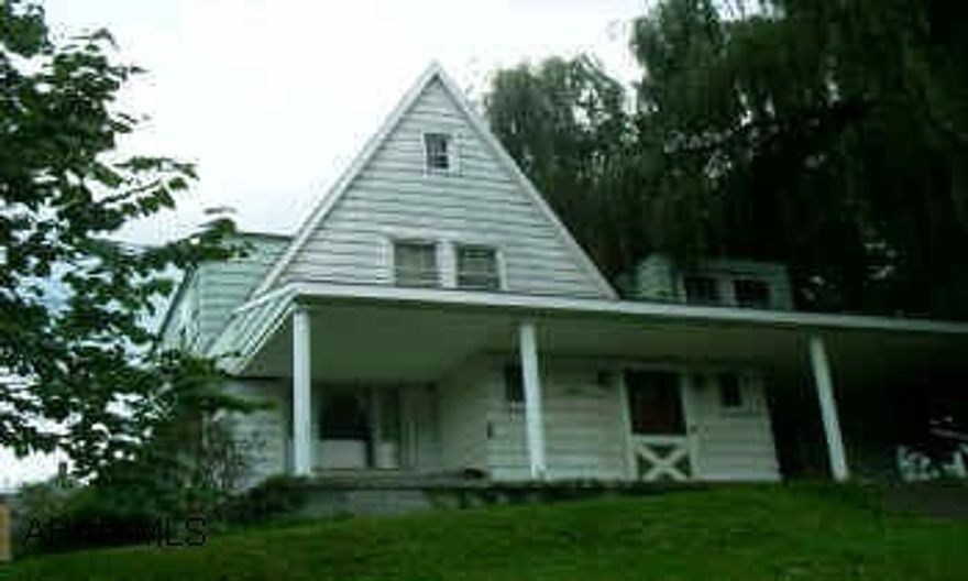 CORNER LOT APARTMENT ABOVE GARAGE...ALL UTILITIES ARE SEPARATE...NEEDS SOME TLC