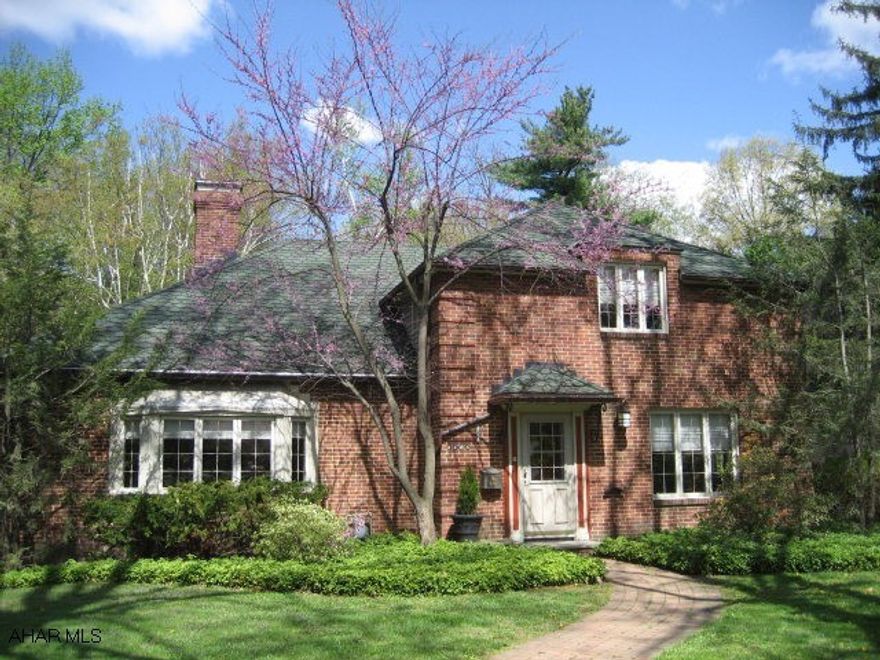 Mid-Century Modified American Colonial Revival. 4 BEDROOM 2.5 BATHROOMS IN MASION PARK SERVED BY BAKER ELEMENTARY SCHOOL.  ABUNDANT HARDWOOD FLOORS THROUGHOUT.  LIVING ROOM WITH FIREPLACE.  SIDE PATIO WITH AUTOMATIC AWNING.  1ST FLOOR MASTER SUITE.