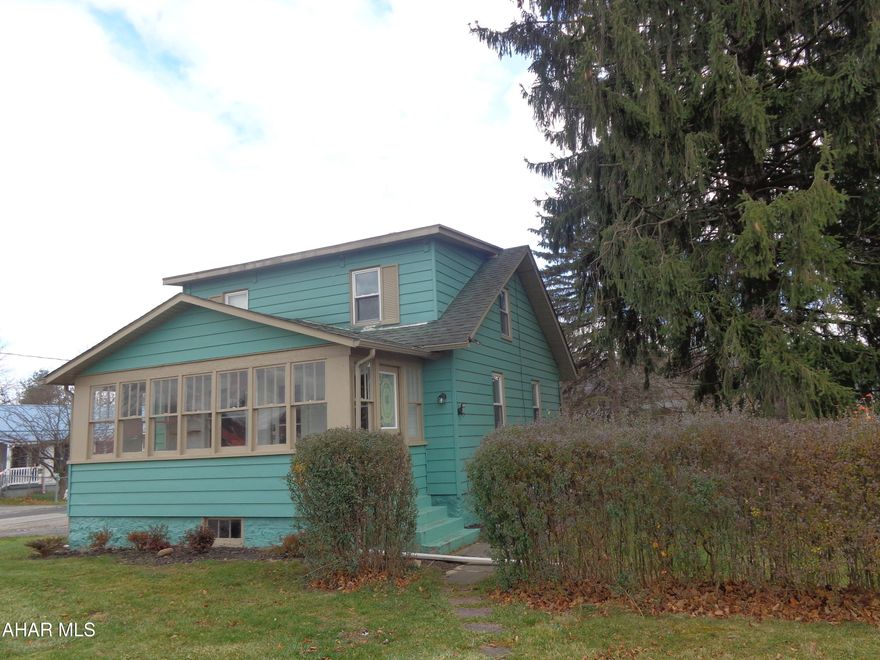 This 2 Bedroom, 1 bath home proves small homes can still live large!
Loaded with comfort & beauty...this Bellwood beauty is waiting for the perfect buyer.  IS THAT YOU? 
 Large living room, sunroom, fenced in level backyard with shed.  Spacious master bedroom, newly remodeled bathroom, central A/C, all appliances included.