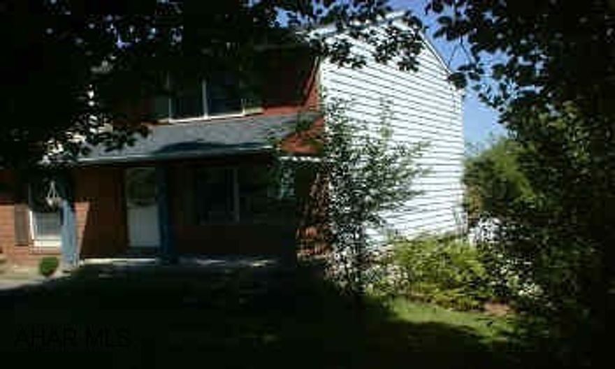 TOTALLY UPDATED WITH NEW KITCHEN (OAK), FURNACE, APPLIANCES, FLOORING, INSULATION.  FINISHED BASEMENT FOR REC ROOM OR 3RD BEDROOM. GREAT END UNIT.  EVERYTHING NEW AND UPGRADED!  FINISHED DAYLIGHT BASEMENT, DECK, PORCH, LARGE YARD, MUST SEE!  CALL DARLA 696-1227 OR 946-4343 X131.