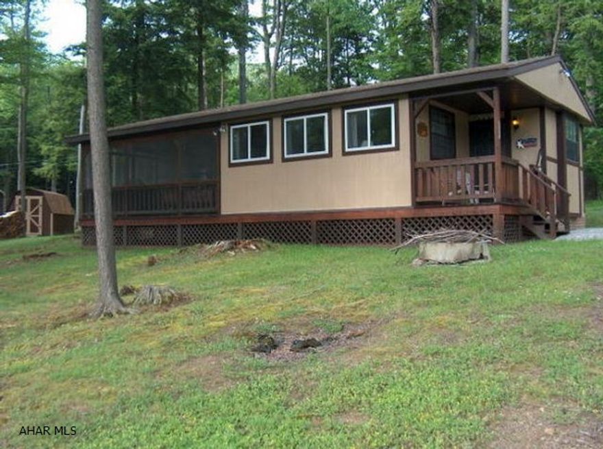 Really well kept park model with 2 lots inside Glendale Yearound. Can be lived in yearound.