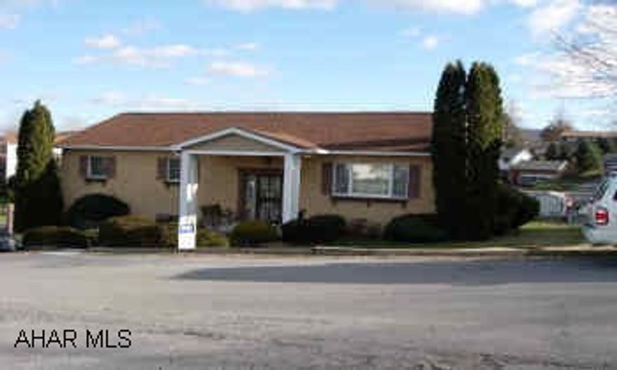 NICE BI-LEVEL. BRICK/VINYL. SUPER NICE BI-LEVEL IN HOLIDAY HEIGHTS. 3 BR, 1.5 BATHS. BRICK & VINYL. LARGE WOODBURING FIREPLACE IN BASEMENT FAMILYROOM. NICE COVERED REAR DECK WITH WINDOWS. ALL APPLIANCES. GHW WITH CENTRAL AIR.