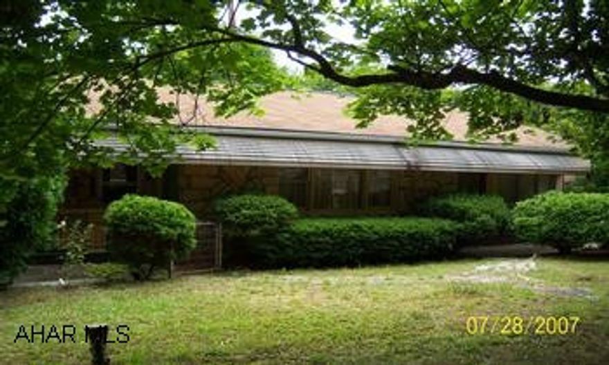 two bedroom stone and log sided home on 16 acres. fully furnished 2 bedroom home on 16 acres. Only 5 - 10 minutes to Lake Raystown.