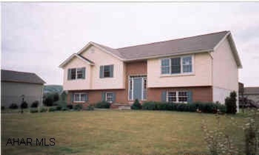 Large 28x48 Bi-Level In Excellent Condition.  Available For Immediate Possession! Large 28x48 Bi-Level In Excellent Condition.  Available For Immediate Possession!