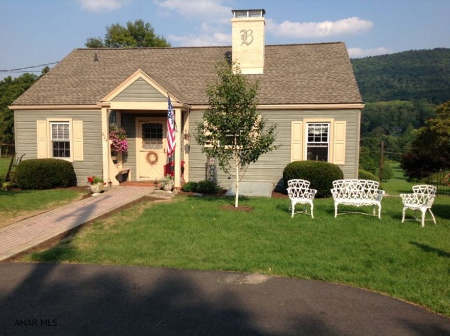 This is a must see immaculate 2 bedroom  cottage style home with more charm then u can ever imagine .The lawn is manicured to the hilt with breath taking views over looking golf course and mountain tops.