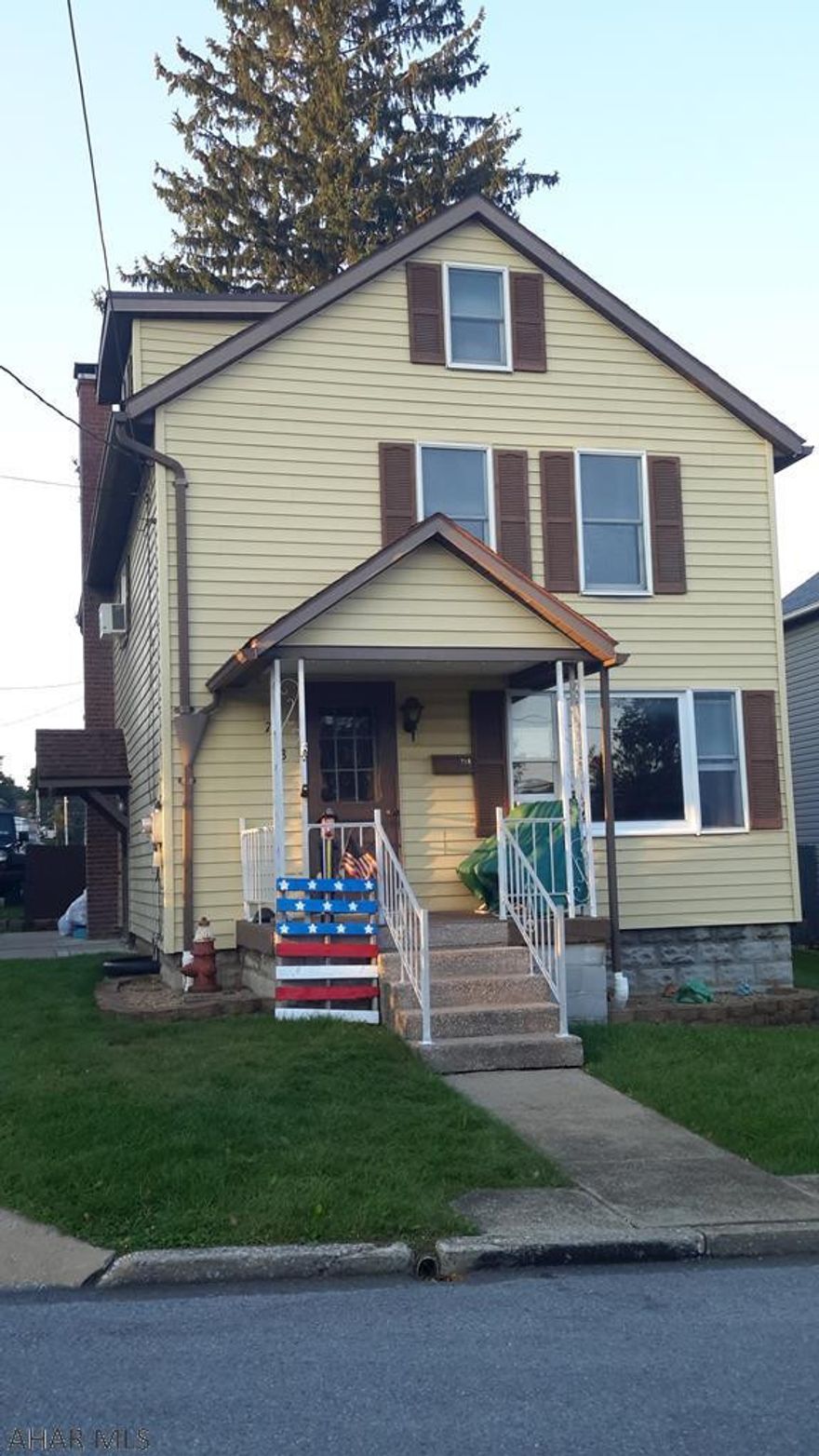 Move in ready family home close to Lake Rowena and Ghost town trail. Get comfortable in this 3 bed 2 bath home. Room for entertaining inside and out. Nice covered deck off the dining room for relaxing or build a fire in the fire pit on the patio! Also a 1 car detached garage for convenience in the city. Call today to tour this great family home!