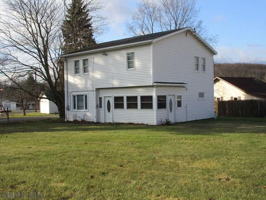 This well kept 3-4 bedroom home in Alverda has so much to offer!  Spacious bedrooms, first floor laundry, 2 full baths  a 2 car detached garage.