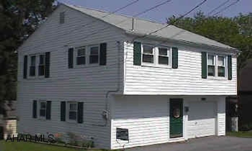 Located in Hillcrest Move-in condition.  All appliances