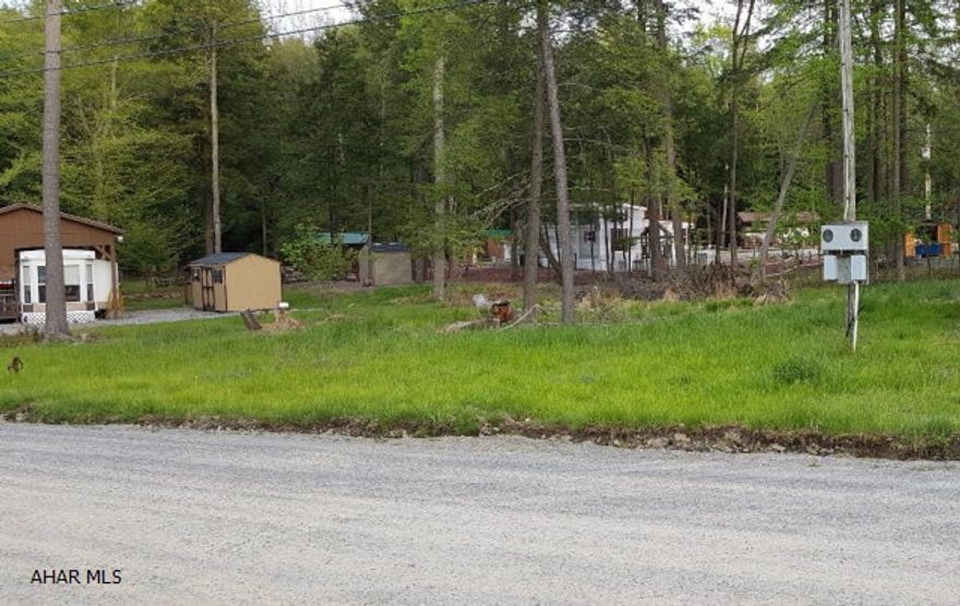 Vacant and undeveloped campsite in Glendale Yearound. W/S, electric, telephone, cable, and phone are all available.  Minutes from Glendale Lake and Rock Run. Community pool, security, basketball, tennis,