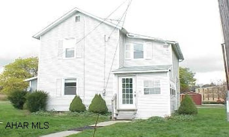 Modern kitchen - nice sized rooms.  First floor den or bedroom. Modern kitchen - nice sized rooms.  First floor den or bedroom.