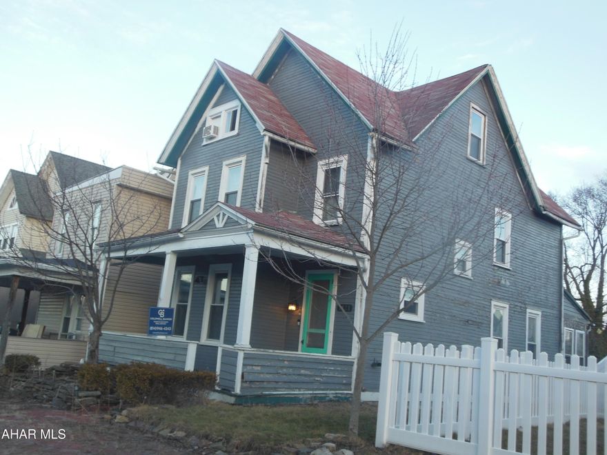 Ambitious home finishers!  Close to Hospitals and Altoona Campus of Penn State a home in the midst of construction, but now available for someone else to do.  Would make a great rental, zoned residential, was being finished to be a duplex.  Only $29900.0 to grab this opportunity!!  Inexpensive for a starter...
Look in daylight for safety please...