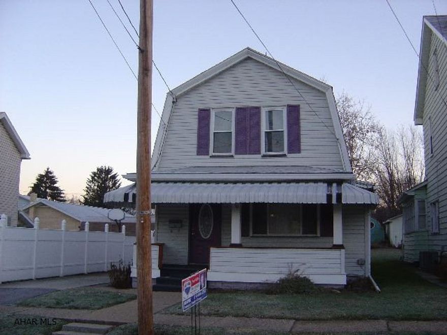 Well maintained 3 bedroom, large family room with gas fireplace, covered deck, shed, off street parking. Take a look, Great Location!