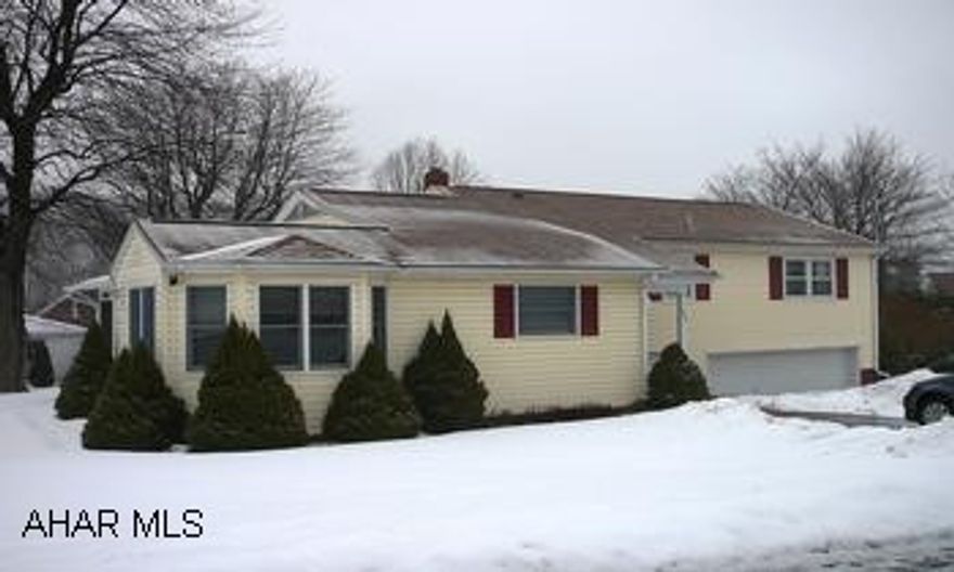 NICE SPLIT LEVEL ON QUIET STREET. NEWER KITCHEN, WINDOWS ON 1ST FLR, ROOF, ELEC.  NEW 3 SEASON ROOM. 2 ZONE HEAT. NICE SPLIT LEVEL ON QUIET STREET. NEWER KITCHEN, WINDOWS ON 1ST FLR, ROOF, ELEC.  NEW 3 SEASON ROOM. 2 ZONE HEAT.  HOME WARRANTY INCLUDED.