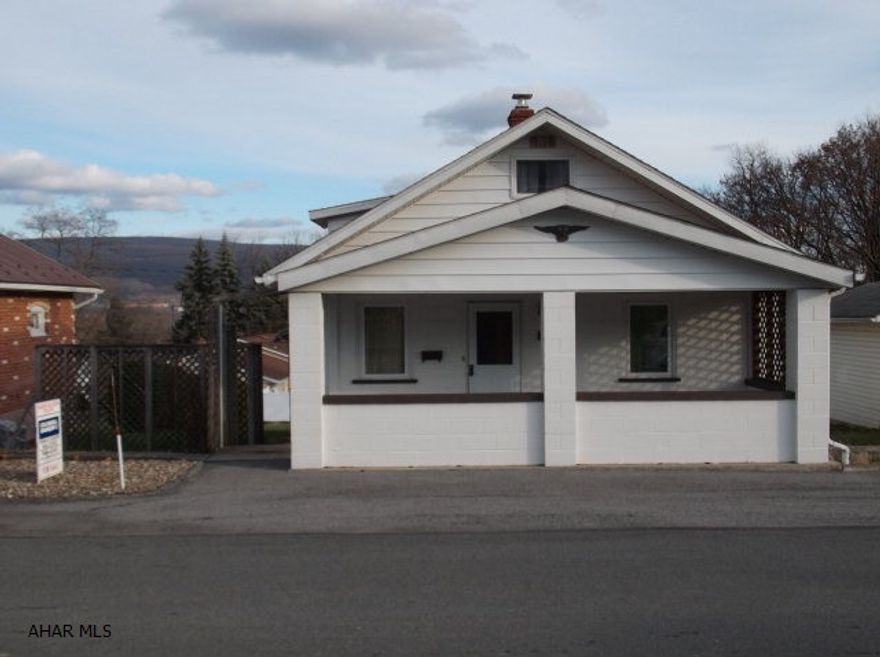 Well maintained, cozy, 1 story home on a double lot. Oversized 1 car garage w/work bench. Washer/dryer stay. Garden area. Move Right In! Quiet, convenient area. Excellent Mechanics!!