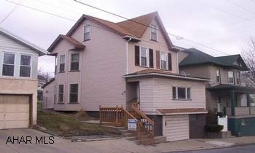 Really cute home in move-in condition.  Ceramic tile, hardwood floors, 2 year old furnace Really cute home in move-in condition.  Ceramic tile, hardwood floors, 2 year old furnace.
