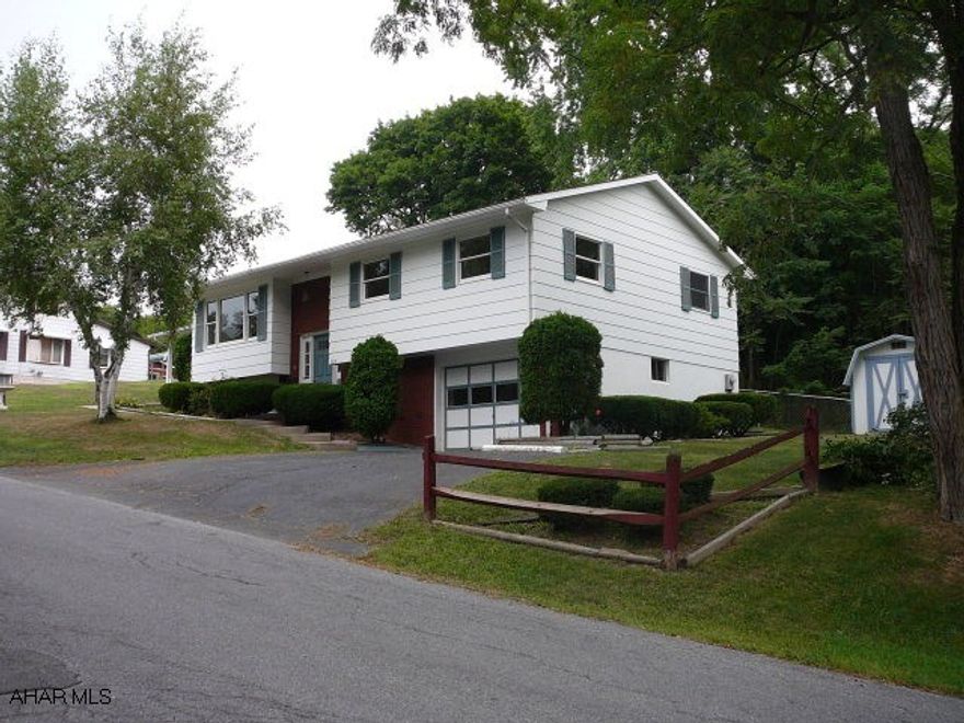 Well maintained 3 Bedroom, 1.5 Bathroom  split entry.  1 Car garage, large family room.  Beautiful covered patio. Central Air.  Great location.  Nice Property. Only $124,900.  A must see!!