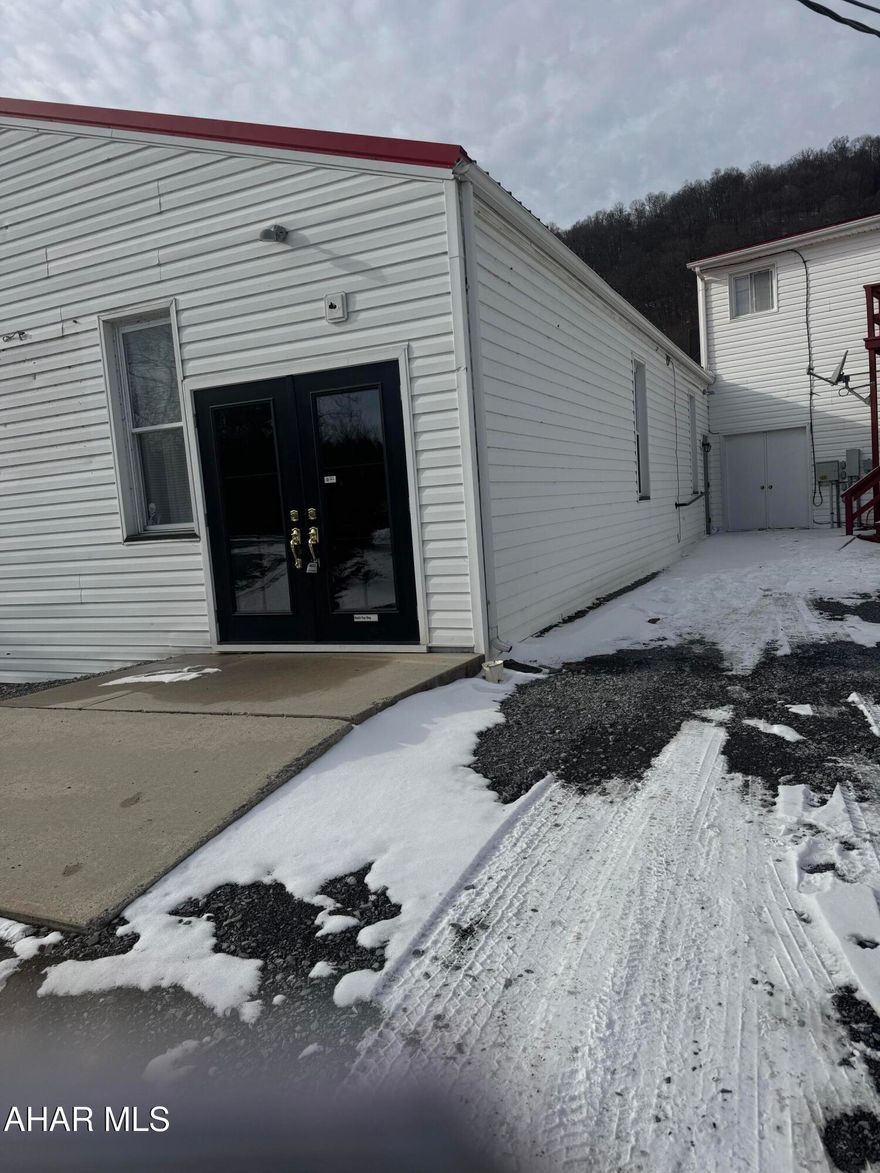 Looking for a spacious space rental space ? Check out this one, located behind the Imler Plaza on Mile Level. Has a front and back private entrance with one larger room and 4 smaller rooms, plus 1/2 bath. Could have MANY different uses. Heat is F/A electric with Central air, 200 amp electrical service. Rent is $900 a month and tenant pays all utilities. Public water and Sewer.