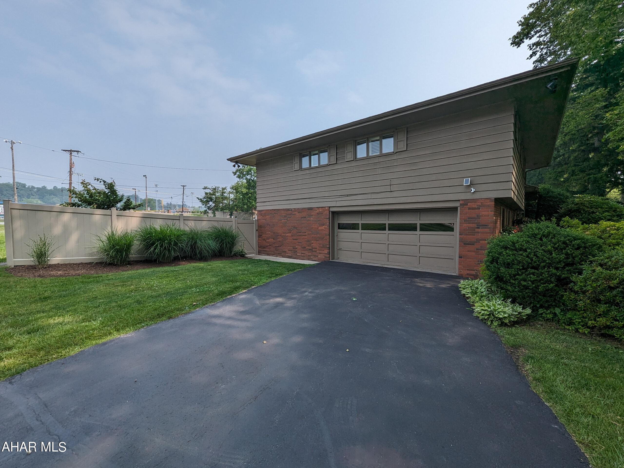 Baker Mansion - Residential