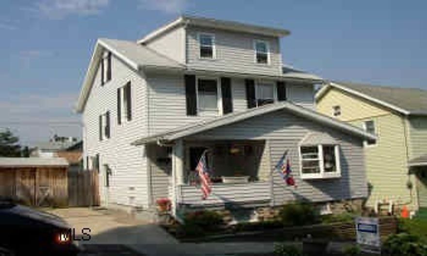 NICE 2 STORY CLOSE TO CAMPUS, FENCED YARD, LARGE MASTER BEDROOM, VERY CUTE.  OWNER MAY NEED TO RENT BACK AFTER CLOSING. SELLER WILL PAY $500 BONUS TO SELLING AGENCY IF SALE OCCURS BEFORE 8/31/03.