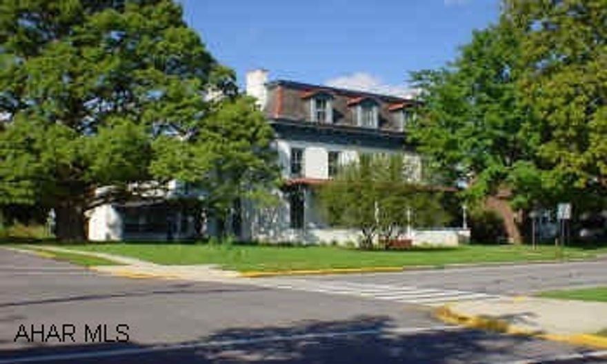 WAS B&B, 8-9 BEDROOMS, SEPARATE 3 ROOM & BATH APARTMENT WITH SEPARATE ENTRANCE, MANY POSSIBILITIES, LARGE GARAGE, IDEAL B&B WAS B&B, 8-9 BEDROOMS, SEPARATE 3 ROOM & BATH APARTMENT WITH SEPARATE ENTRANCE, MANY POSSIBILITIES, LARGE GARAGE, IDEAL B&B