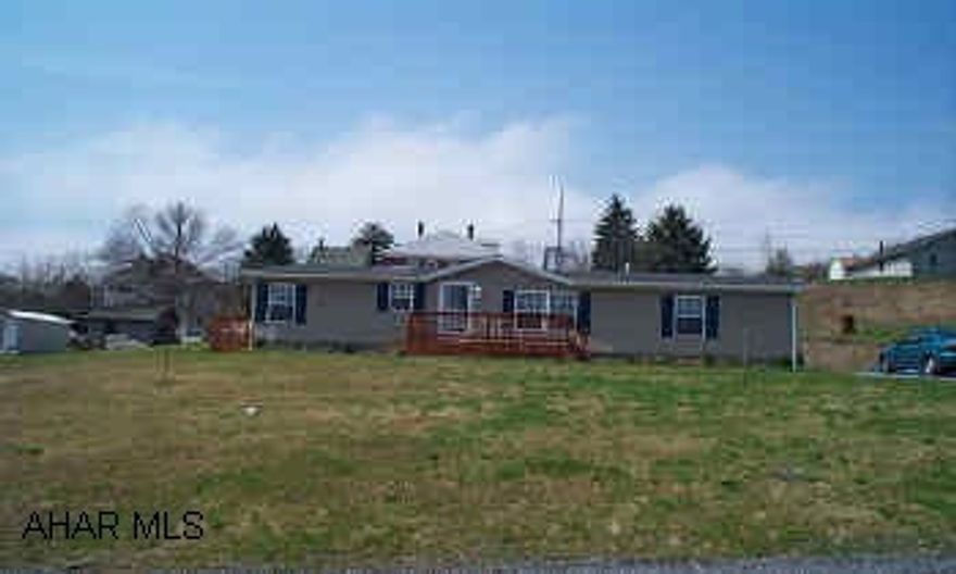 2000 Double wide modular on foundation.  Front and side decks.  Skylights, real fireplace, ceiling fans, central air conditioning, like new!  100x120 lot. Seller to offer $1,000 Bonus to Selling Agent.Seller to offer $1,500 towards Closing Costs.Seller Authorizes "owner wants offers" Verbage.