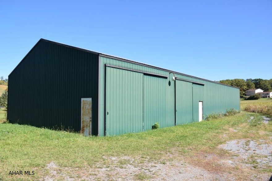 A great location for your dream home. Build at the top for incredible views.   42 X 96 steel building on site.  Country living... but minutes to shopping and schools.
