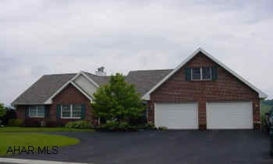 Beautiful 4 year old 1 Story home in a prestigious development. 5 Br,4.5 baths,2 FR w/ FP,Game Room, Cherry Kitchen. Many quality features. 2+1 car garages, professional landscaped!! Beautiful 4 year old 1 Story home in a prestigious development. 5 Br,4.5 baths,2 FR w/ FP,Game Room,Cherry Kitchen, many quality features. 2+1 car garages, Professional landscaped!!