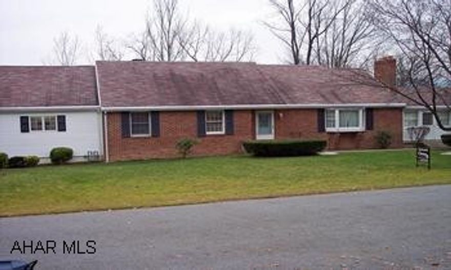 1.5 story--unique floor plan for  in- law suite, nanny or caregiver suite, has 2 living areas 1.5 story--unique floor plan for in- law suite, nanny or caregiver suite , has 2 living areas