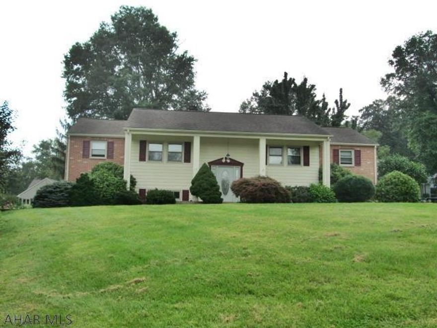 Hollidaysburg/Holiday Manor : This custom built oversized bi-level features 4 bdrms & 3 baths.  From the large eat-in kitchen to the spacious sunroom there is much to see.  The family room has a beautiful stone gas fireplace.  The lower level features a walk out family room and office/bdrm.   Don't miss this feature house in Holiday Manor.