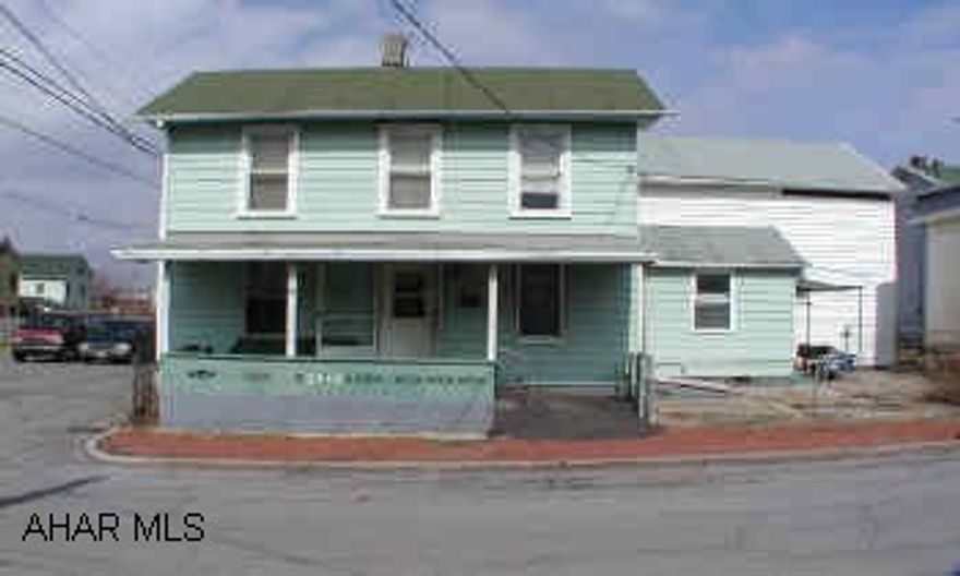 Tenant occupied with month to month lease.  $275.00 plus utilities.  Tenant would like to stay.  New roof to be installed. Tenant occupied with month to month lease.  $275.00 plus utilities.  Tenant would like to stay.  New roof to be installed.