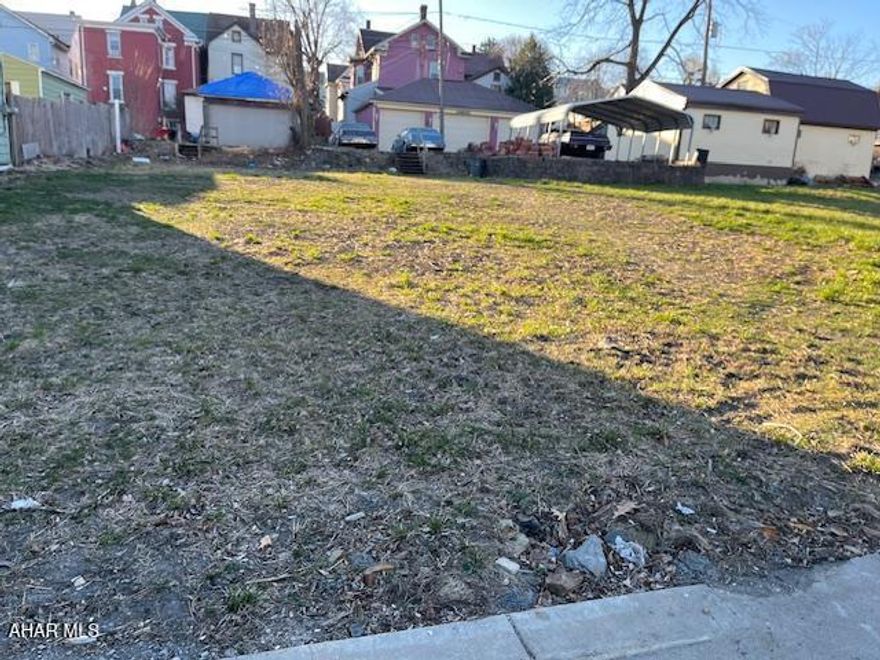 Single lot in high traffic area.  Utilities to site.