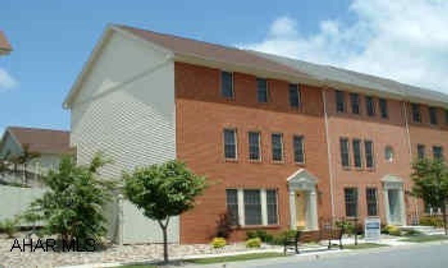 LARGE TOWNHOME WITH UPSCALE AMENITIES.  3BR, 2.5 BA, LIVING ROOM, DINING ROOM, KITCHEN AND FAMILY ROOM FEATURING HARDWOOD FLOORS, CERAMIC AND BERBER CARPETING.  FAMILY ROOM HAS FIREPLACE.  ASK FOR JOHN REFFNER.