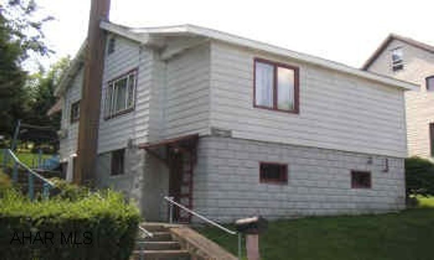 1 STORY 2 BEDROOM HOME ON LARGE LOT, GREAT STARTER HAD MOST WINDOWS REPLACED IN JULY