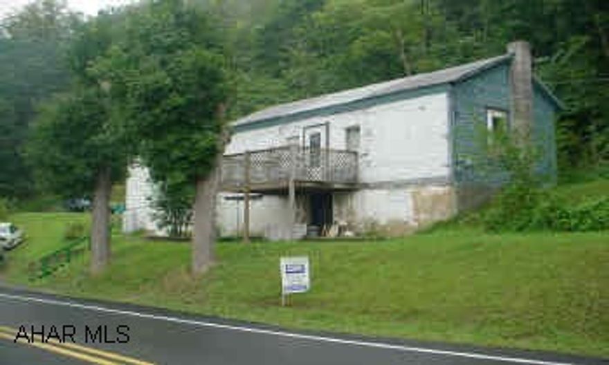 1 STORY,2 BEDROOM,3ACRES,CITY WATER...SOLD AS IS GREAT VIEW