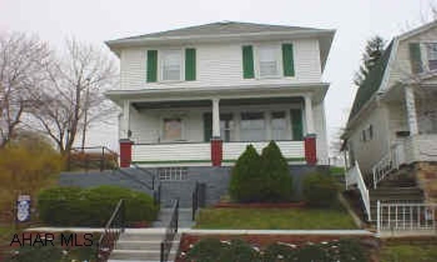 VERY WELL CARED FOR VINYL SIDED 2 STORY ON DOUBLE LOT. AVAILBLE FOR QUICK POSSESSION. ASK LISTING AGENT ABOUT SPECIAL CIRCUMSTANCES. VERY WELL CARED FOR VINYL SIDED 2 STORY ON DOUBLE LOT. AVAILBLE FOR QUICK POSSESSION. ASK LISTING AGENT ABOUT SPECIAL CIRCUMSTANCES.