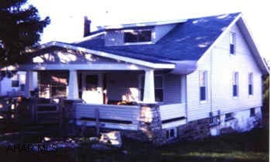 SMALL VINYL SIDED WITH NEW WINDOWS ON NICE PIECE OF GROUND. INSIDE NEEDS WORK AND IMAGINATION. SMALL VINYL SIDED WITH NEW WINDOWS ON NICE PIECE OF GROUND. INSIDE NEEDS WORK AND IMAGINATION.