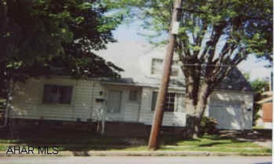 SELLERS MUST FIND SUITABLE HOUSEING.  4 BEDROOMS 1 1/2 BATHS. SELLERS MUST FIND SUITABLE HOUSEING.  4 BEDROOMS 1 1/2 BATHS.