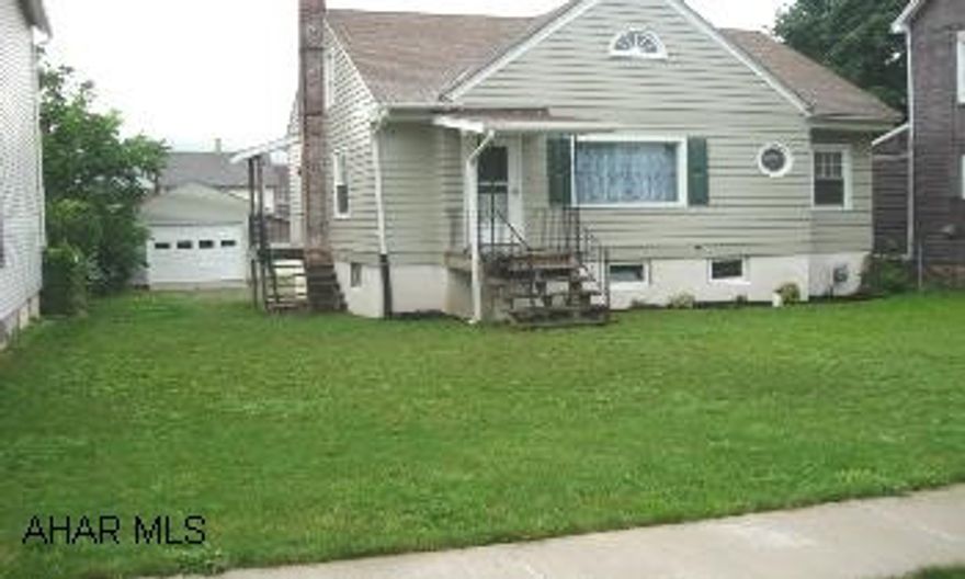 1-1/2 STORY IN EXCELLENT CONDITION. MOVE-IN CONDITION.  STOVE AND REFRIGERATOR.  NICE FLOOR PLAN, DOUBLE LOT WITH GARAGE, 3 BEDROOMS AND BATH.  VERY LARGE BEDROOM ON 2ND FLOOR.  CALL MARY 937-5897.