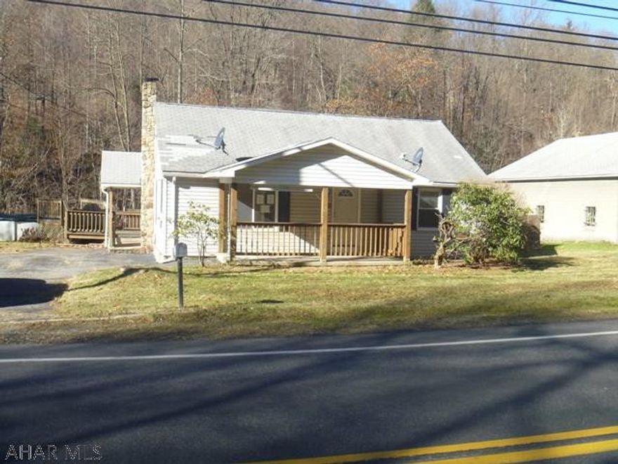 3br 1 ba home in need of some TLC. Hold harmless required for showing please see listing agent or office. Property was built prior to 1978 and lead based paint potentially exist